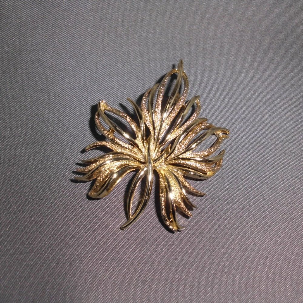 Abstract Modern Gold Tone Leaf Pin Brooch